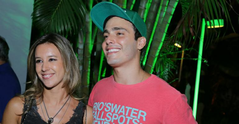 Thiago Rodrigues e Cristiane Dias trocam carinho em festa