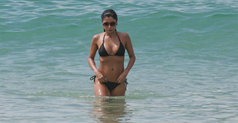 Aos 41, Ana Lima exibe corpão de biquíni na praia
