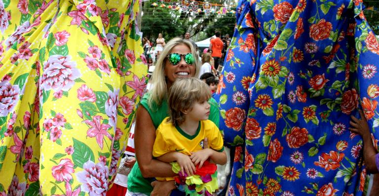 Adriane Galisteu e famosas curtem bloco de Carnaval infantil com seus filhos