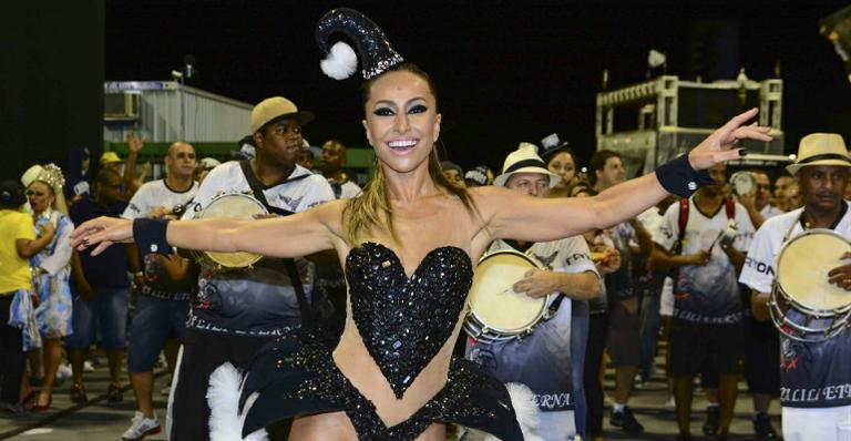 Com look ousado, Sabrina Sato samba muito em ensaio técnico em SP