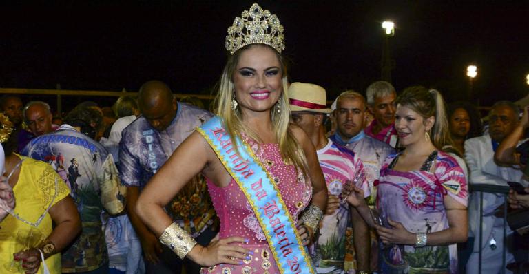 Ellen Rocche é coroada rainha de bateria e mostra samba no pé em ensaio