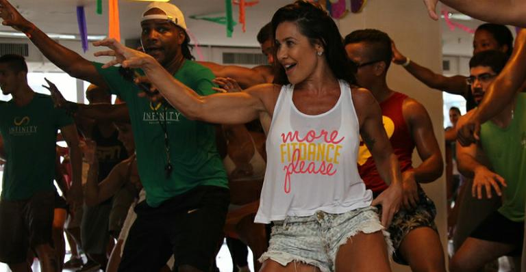 De microshort, Scheila Carvalho faz aula de dança em Salvador