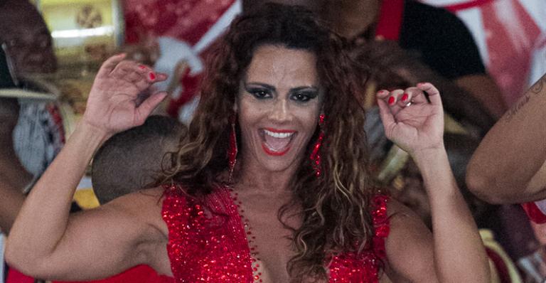 Com decote ousado, Viviane Araújo samba na quadra do Salgueiro