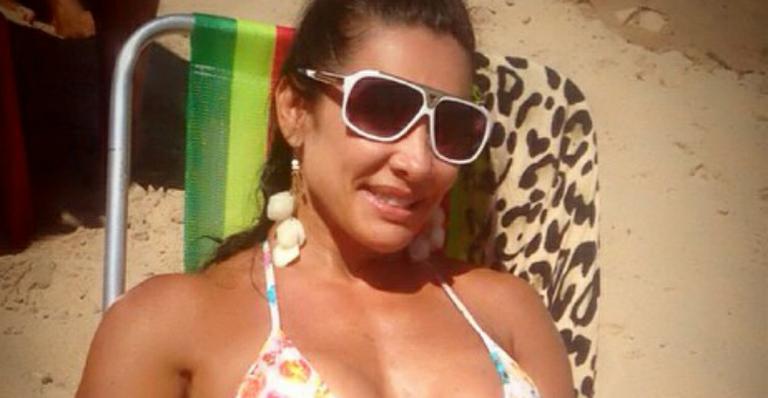 De biquíni, Scheila Carvalho come marmita e mostra boa forma aos 41 na praia
