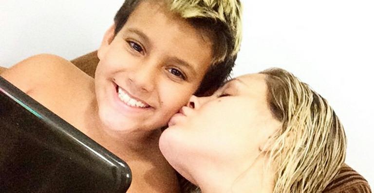 Andressa Urach publica foto em momento de carinho com o filho