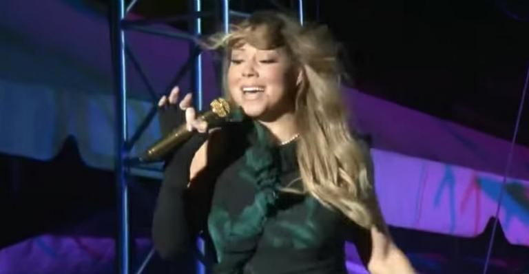 Mariah Carey erra a letra de música durante show na Jamaica