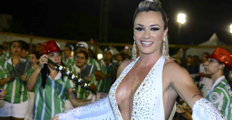 Com decote até a cintura, Juju Salimeni samba no Anhembi