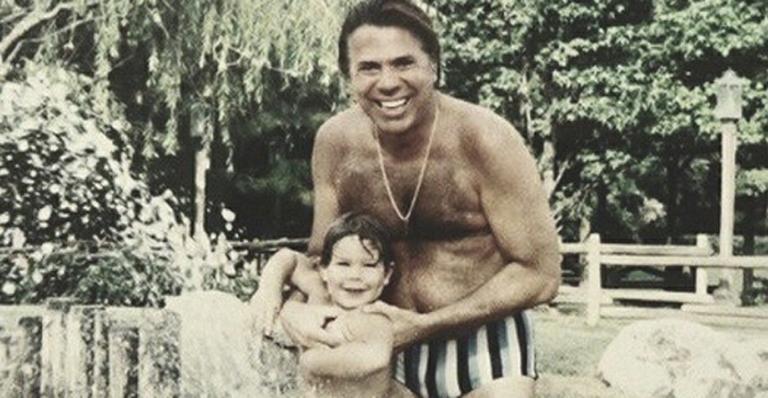 Do fundo do baú! Silvio Santos aparece de sunga em foto antiga com o sobrinho