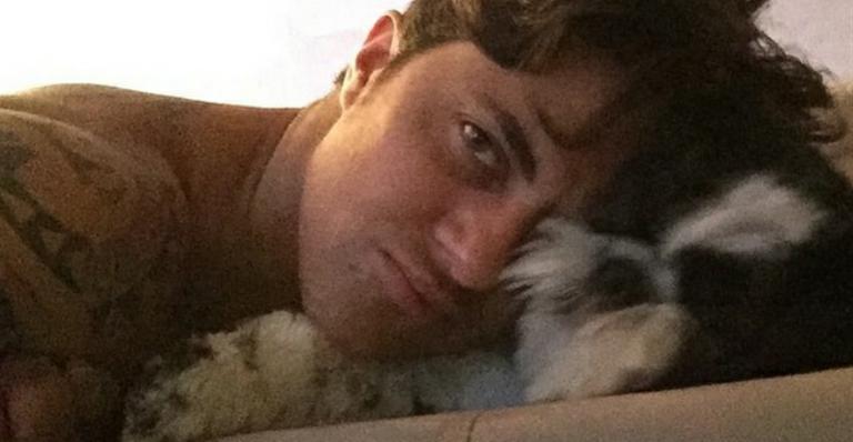 Sem camisa, Thammy posa abraçada com cachorro de estimação
