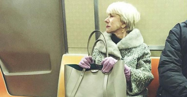Helen Mirren e Tom Hanks são flagrados no metrô de Nova York