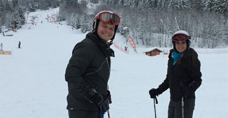Thais Fersoza e Michel Teló esquiam nos alpes franceses