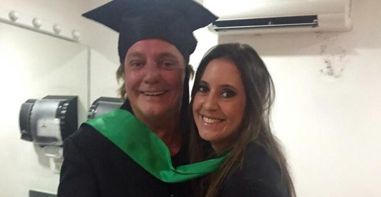 Fábio Jr. prestigia a filha Kika Galvão em formatura