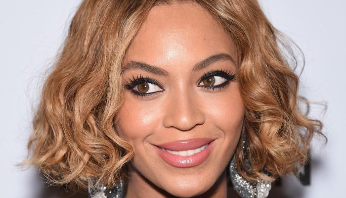 Combinando colete e vestido, Beyoncé usa look de US$ 7 mil em festival