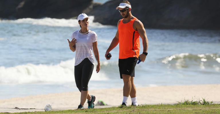 Cleo Pires faz exercícios na orla carioca