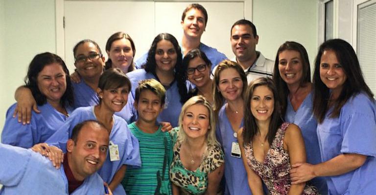 Com o filho, Andressa Urach visita equipe que a atendeu na UTI