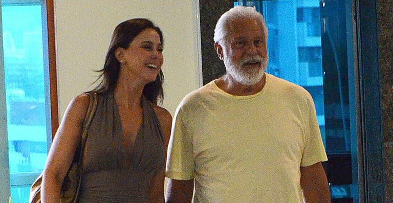 Barbudo, Antônio Fagundes passeia com a namorada, Alexandra Martins