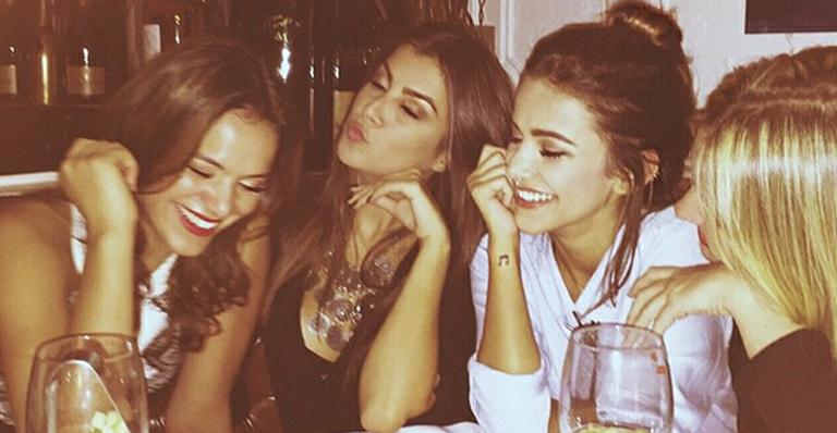 Bruna Marquezine se diverte em jantar com Manu Gavassi