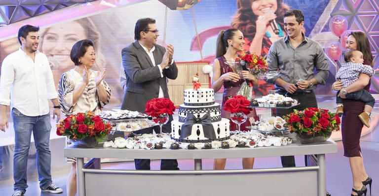 Com a família, Sabrina Sato ganha festa surpresa no palco de seu programa
