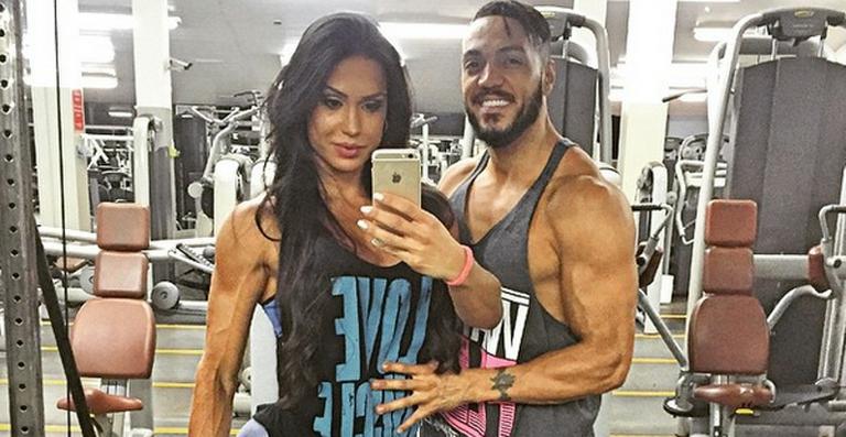 Gracyanne Barbosa e Belo posam na academia e exibem veias saltadas