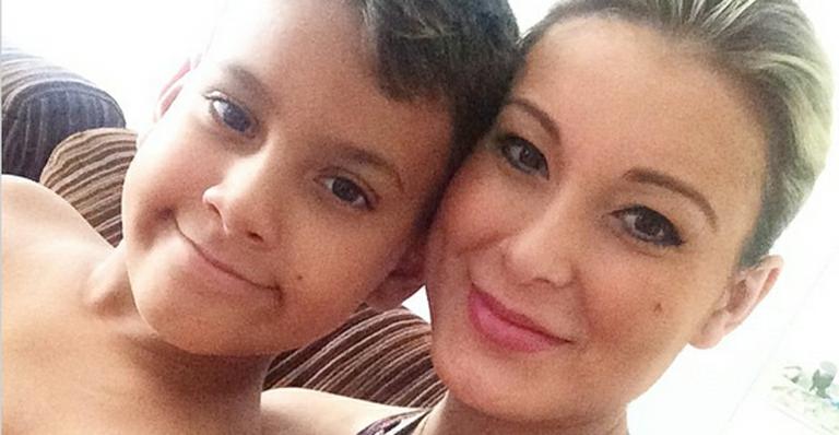 Andressa Urach anuncia volta ao trabalho na Rede TV! e desabafa