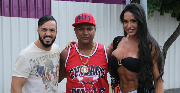 Sob o olhar de Belo, Gracyanne Barbosa grava clipe de short e biquíni