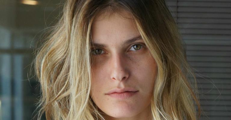 Carol Francischini mostra novo visual com cabelos loiros e mais curtos