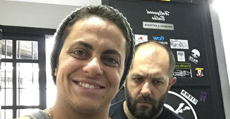 Thammy Miranda aumenta tatuagem e mostra parte do peitoral