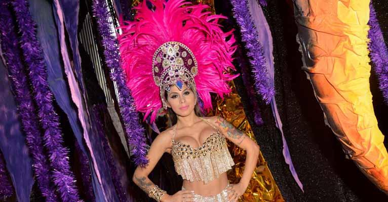 Após trocar o silicone, Vanessa Mesquita vai ao ensaio da Gaviões da Fiel