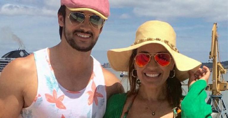 Aos 52, Solange Frazão exibe corpão de biquíni ao lado do namorado