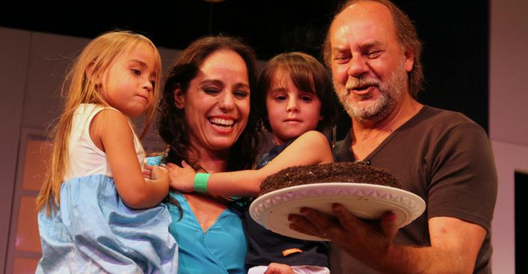 Claudia Mauro ganha festa no palco com os filhos