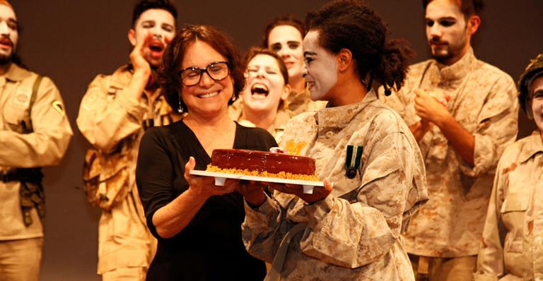 Regina Duarte estreia como diretora e comemora aniversário no palco