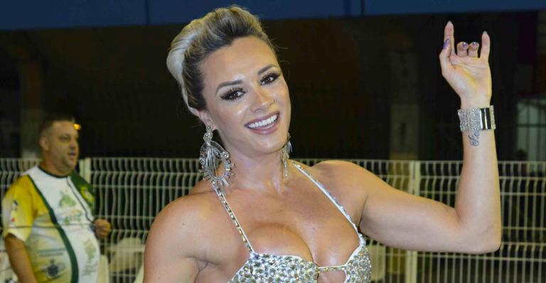 Sem calcinha? Juju Salimeni vai com o pé machucado a ensaio de carnaval