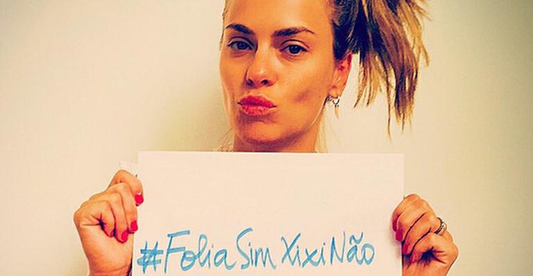 Carolina Dieckmann apoia campanha de carnaval limpo: ‘Folia sim, xixi não’