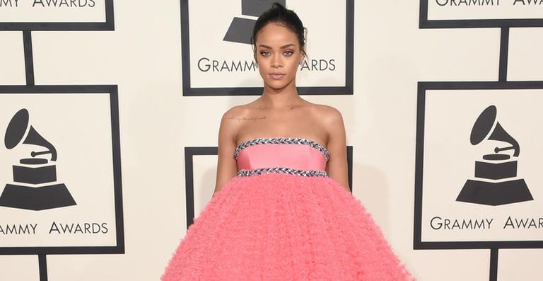 Ícone fashion, Rihanna vira piada após vestido usado no Grammy 2015