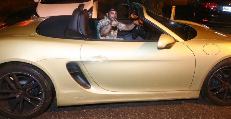 Kleber Bambam ostenta carrão de luxo de R$ 600 mil