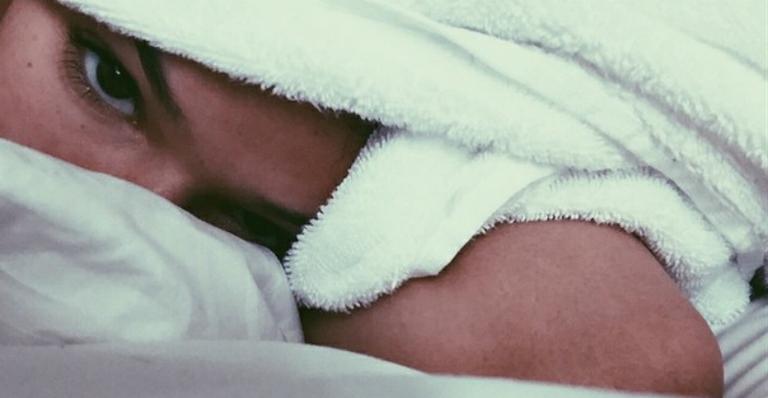 Bruna Marquezine joga ‘olhar 43’ deitada na cama