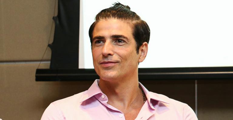 Reynaldo Gianecchini adere ao penteado samurai e surge com coque em coletiva