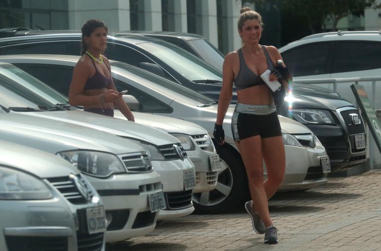 Flávia Alessandra e a filha malham juntas em academia no Rio