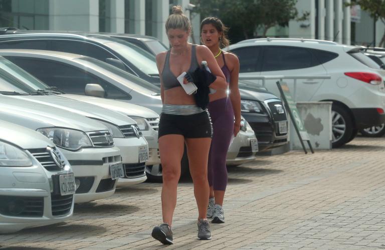 Flávia Alessandra e a filha malham juntas em academia no Rio