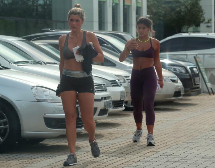 Flávia Alessandra e a filha malham juntas em academia no Rio