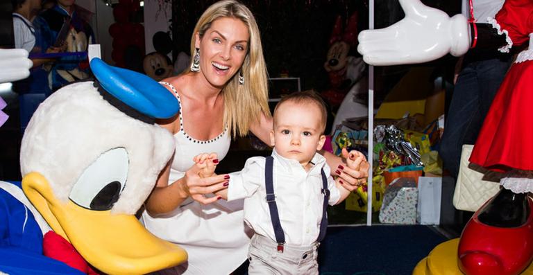 Ana Hickmann mostra os primeiros passos de Alexandre