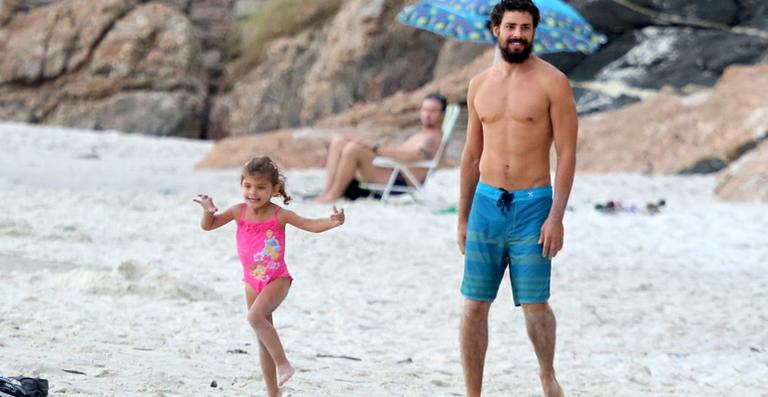 Cauã Reymond brinca com a filha em praia no Rio de Janeiro