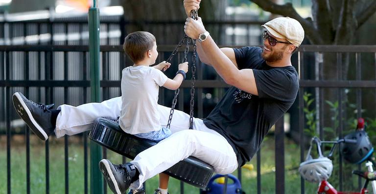 Filho de Gisele Bündchen ajuda Tom Brady no treino