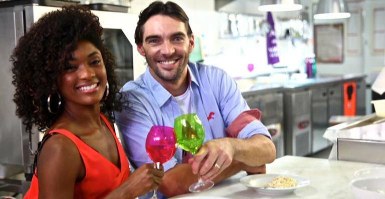 Erika Januza prepara prato ao lado de Giba em programa de culinária na internet