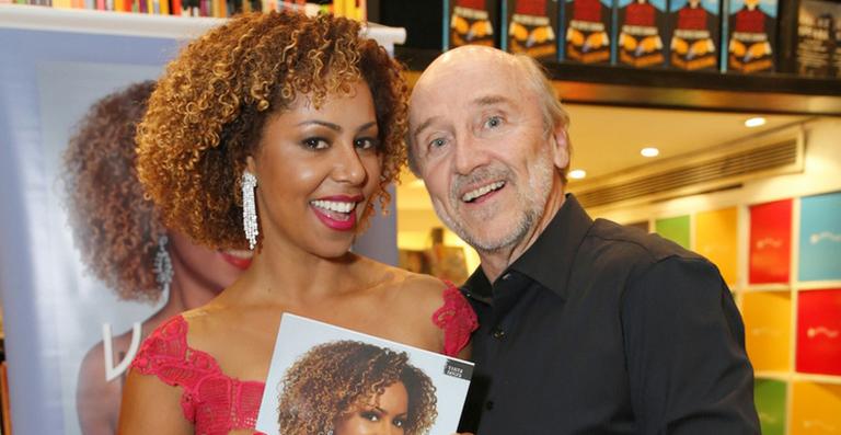 Valéria Valenssa lança livro com a companhia do marido, Hans Donner