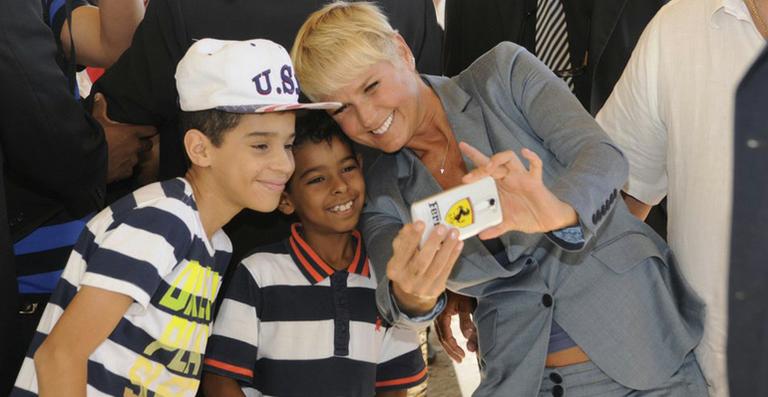 Xuxa faz selfies em inauguração de nova Casa X