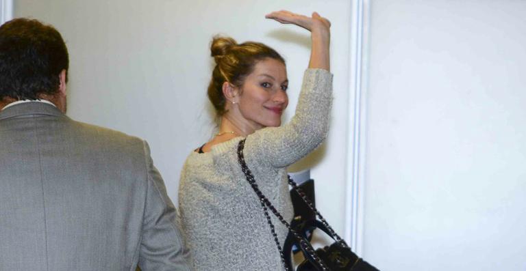 Antes de embarcar, Gisele Bündchen distribui sorrisos no aeroporto