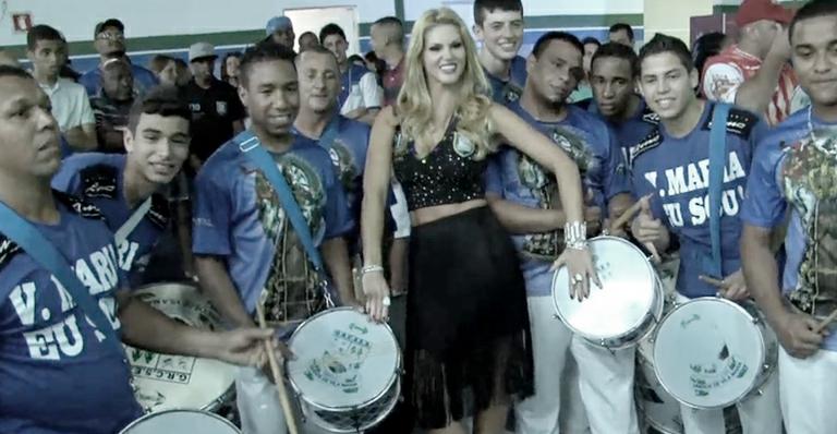 Arquivo: Val Marchiori se joga em quadra de escola de samba