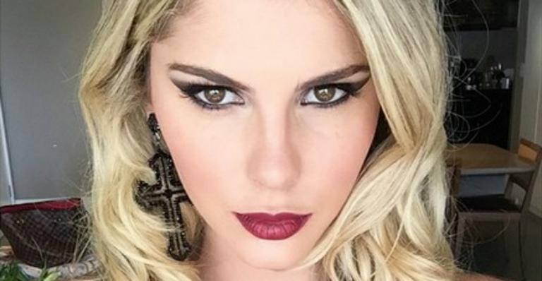 Bárbara Evans exibe corpo sarado em foto de biquíni e ganha elogios