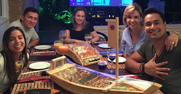 Anitta vai a jantar na casa de Xanddy e Carla Perez: ‘Praticamente baiana’